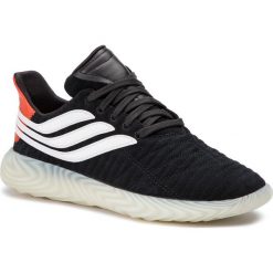 Buty adidas - Sobakov BD7549 Cblack/Owhite/Rawamb. Czarne sneakersy męskie Adidas, z zamszu, bez zapięcia. W wyprzedaży za 319,00 zł.