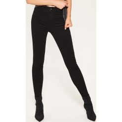 Jeansy high waist skinny - Czarny. Czarne spodnie damskie z wysokim stanem marki House, z jeansu. Za 79,99 zł.