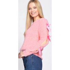 Różowy Sweter Indian Summer. Czerwone swetry klasyczne damskie marki Born2be, uniwersalny, z satyny, z okrągłym kołnierzem. Za 49,99 zł.