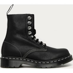 Dr. Martens - Workery skórzane 1460. Czarne workery damskie Dr. Martens, ze skóry, z okrągłym noskiem, bez obcasa, na obcasie, na sznurówki. Za 799,90 zł.