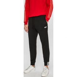 Adidas Originals - Spodnie. Czarne spodnie męskie adidas Originals, na co dzień, s, bez wzorów, z bawełny, casualowe. W wyprzedaży za 229,90 zł.