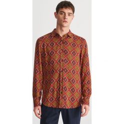Wzorzysta koszula z wiskozy - Brązowy. Pomarańczowe koszule męskie Reserved, xl, bez wzorów, z wiskozy, bez kołnierzyka, bez rękawów. Za 119,99 zł.