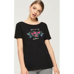 T-shirt z nadrukiem w kwiaty - Czarny. Czarne t-shirty damskie marki Sinsay, l, w kwiaty. W wyprzedaży za 14,99 zł.