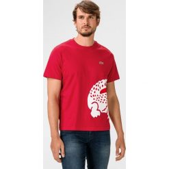 Lacoste Koszulka Czerwony. Czerwone podkoszulki męskie Lacoste, m, z nadrukiem, z bawełny, bez kołnierzyka, z krótkim rękawem, krótkie. Za 285,95 zł.