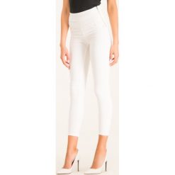 Jeansy Slim Fit Patrizia Pepe CJ0367/AS04-W146. Białe jeansy damskie Patrizia Pepe, bez wzorów, z elastanu. W wyprzedaży za 599,00 zł.