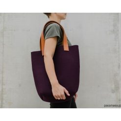Torebka filcowa OBERŻYNA. Pomarańczowe torebki klasyczne damskie marki Pakamera, bez wzorów, bez dodatków. Za 299,00 zł.