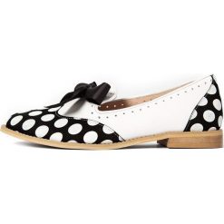 L37 półbuty damskie Mouse World 36 czarny. Czarne półbuty damskie L37, bez wzorów, bez obcasa, bez zapięcia. W wyprzedaży za 299,00 zł.