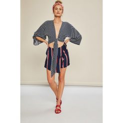 Answear - Koszula Stripes Vibes. Niebieskie bluzki damskie ANSWEAR, na co dzień, s, w paski, z wiskozy, casualowe, bez kołnierzyka, z długim rękawem. W wyprzedaży za 89,90 zł.
