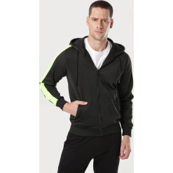 Czarno-Zielona Bluza Chelfer. Czarne bluzy męskie Born2be, xl, bez wzorów, bez kołnierzyka, bez rękawów, bez kaptura. Za 89,99 zł.