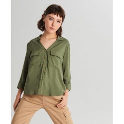 Gładka koszula z wiskozy - Khaki. Brązowe koszule damskie Cropp, s, bez wzorów, z wiskozy, bez kołnierzyka, bez rękawów. W wyprzedaży za 39,99 zł.