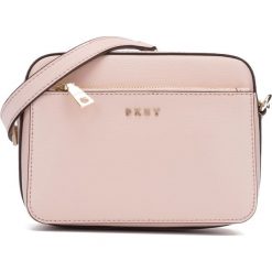 DKNY Bryant Cross body bag Różowy. Różowe torebki klasyczne damskie DKNY, w paski, ze skóry, bez dodatków. Za 774,95 zł.