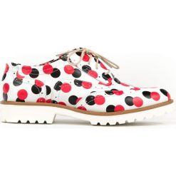 Sznurowane oksfordki w kropki - skóra naturalna - model 258 - kolor czerwone kropki. Czerwone półbuty damskie Zapato, bez obcasa, na sznurówki. W wyprzedaży za 216,30 zł.