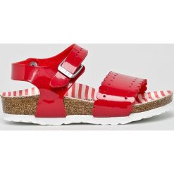 Birkenstock - Sandały dziecięce. Czerwone sandały dziewczęce Birkenstock, z materiału, na klamry. W wyprzedaży za 189,90 zł.