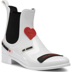 Kalosze LOVE MOSCHINO - JA21043G1BIR1100 Bianco. Białe kalosze damskie Love Moschino, z tworzywa sztucznego, bez obcasa, bez zapięcia. Za 729,00 zł.