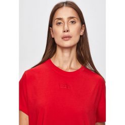 Levi's - T-shirt. Czerwone bluzki damskie Levi's®, s, bez wzorów, z bawełny, z okrągłym kołnierzem. W wyprzedaży za 69,90 zł.