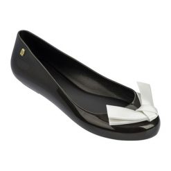 Baleriny w kolorze czarno-białym. Czarne baleriny damskie Melissa, Pepe Jeans, bez wzorów, bez obcasa. W wyprzedaży za 129,95 zł.