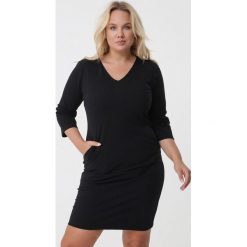 Czarna Sukienka Rheta. Czarne sukienki damskie Born2be, na co dzień, na wiosnę, bez wzorów, z dzianiny, bez kołnierzyka, bez rękawów, midi, proste. Za 79,99 zł.