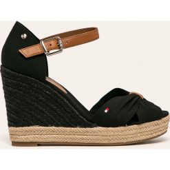Tommy Hilfiger - Sandały. Niebieskie koturny damskie TOMMY HILFIGER, bez wzorów, ze skóry, bez obcasa, na obcasie. W wyprzedaży za 359,90 zł.