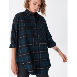 Koszula w kratę oversize - Wielobarwny. Koszule damskie House, s, bez wzorów, bez kołnierzyka, bez rękawów. Za 99,99 zł.