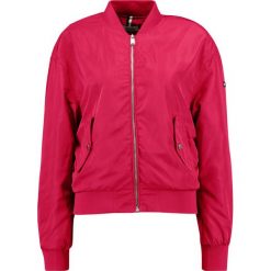 Tommy Jeans ESSENTIAL Kurtka Bomber lipstick red. Czerwone marynarki damskie Tommy Jeans, m, bez wzorów, z poliesteru, bez kaptura. W wyprzedaży za 359,40 zł.