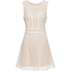 Sukienka letnia bonprix kremowy. Brązowe sukienki damskie bonprix, na lato, w koronkowe wzory, z koronki, bez kołnierzyka, bez rękawów. Za 79,99 zł.