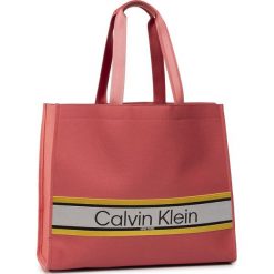 Torebka CALVIN KLEIN - Stripe Logo Tote Lg K60K606300 XA4. Czerwone torebki klasyczne damskie Calvin Klein, bez wzorów, z materiału, klasyczne, bez dodatków. W wyprzedaży za 489,00 zł.