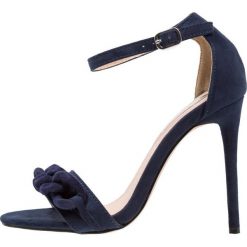 Rzymianki damskie: Lost Ink Wide Fit BRETT CHAIN TRIM Sandały na obcasie navy