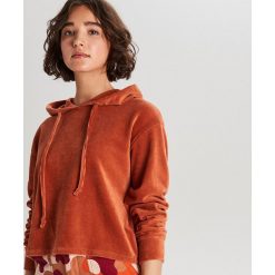 Welurowa bluza z kapturem - Bordowy. Czerwone bluzy damskie Cropp, s, bez wzorów, z weluru, bez rękawów, z kapturem. Za 79,99 zł.