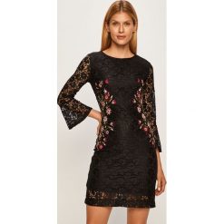 Desigual - Sukienka. Czarne sukienki damskie Desigual, na co dzień, w koronkowe wzory, z elastanu, casualowe, z okrągłym kołnierzem, bez rękawów, mini, proste. W wyprzedaży za 349,90 zł.