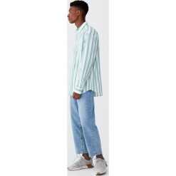 Koszula w dwukolorowe paski. Zielone koszule męskie marki Pull&Bear, m, w paski, bez kołnierzyka, z długim rękawem. Za 99,90 zł.