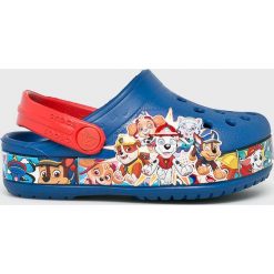 Crocs - Klapki dziecięce. Niebieskie sandały dziewczęce Crocs, z gumy, z okrągłym noskiem, bez zapięcia. W wyprzedaży za 119,90 zł.