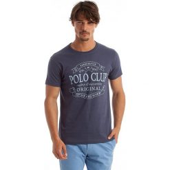 Koszulka w kolorze granatowym. Niebieskie koszulki męskie Polo Club Men, m, z nadrukiem, z bawełny, z okrągłym kołnierzem, bez rękawów. W wyprzedaży za 62,95 zł.