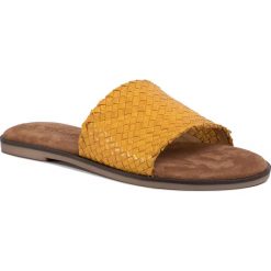 Klapki TAMARIS - 1-27113-24 Sun 602. Żółte klapki damskie Tamaris, bez wzorów, ze skóry, bez obcasa, na obcasie. W wyprzedaży za 139,00 zł.