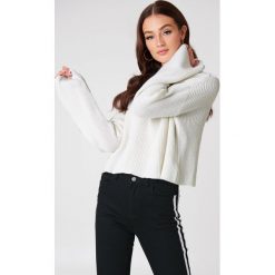 NA-KD Krótki sweter z dzianiny z długim rękawem - White. Białe swetry klasyczne damskie marki NA-KD, z dzianiny. Za 121,95 zł.