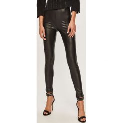 Guess Jeans - Spodnie. Czarne spodnie damskie Guess Jeans, s, z aplikacjami, z jeansu. W wyprzedaży za 299,90 zł.
