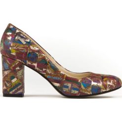 Kwiatowe czółenka na słupku - skóra naturalna - model 042 - kolor brązowe kwiaty. Pomarańczowe czółenka damskie Zapato, na co dzień, w kwiaty, z jeansu, z okrągłym noskiem, bez obcasa, na obcasie. W wyprzedaży za 255,20 zł.