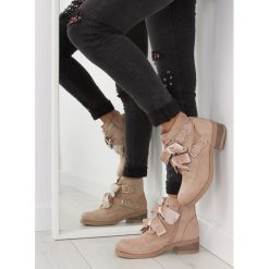 BOTKI SZNUROWANE Z KOKARDKAMI beżowe C-7101 BEIGE. Brązowe botki damskie obuwie damskie, z zamszu, bez obcasa, na płaskiej podeszwie, na sznurówki. Za 133,31 zł.