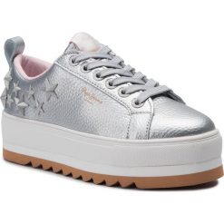 Sneakersy PEPE JEANS - Otawa Studs PLS30868 Silver 934. Szare półbuty damskie Pepe Jeans, bez wzorów, z jeansu, bez obcasa, na obcasie, bez zapięcia. W wyprzedaży za 179,00 zł.