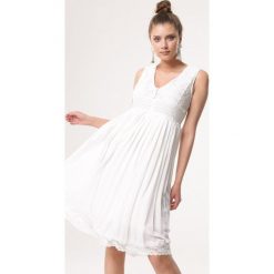 Biała Sukienka Veridical. Białe sukienki damskie Born2be, na co dzień, s, bez wzorów, bez kołnierzyka, bez rękawów, midi, rozkloszowane. Za 99,99 zł.