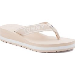 Japonki TOMMY HILFIGER - Branding Beach Sandal FW0FW02953 Tapioca 639. Klapki damskie TOMMY HILFIGER. W wyprzedaży za 149,00 zł.