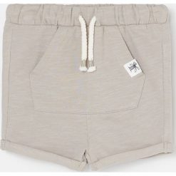 Bawełniane szorty z kieszenią - Jasny szary. Szare spodenki i szorty męskie Reserved, m, bez wzorów, z bawełny. Za 35,99 zł.
