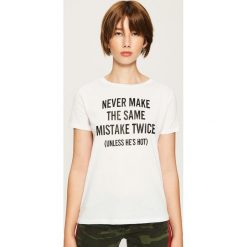 T-shirt z hasłem - Biały. Białe t-shirty damskie Sinsay, l. Za 19,99 zł.