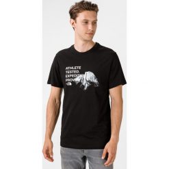 The North Face Koszulka Czarny. Czarne podkoszulki męskie The North Face, s, z nadrukiem, z bawełny, bez kołnierzyka, z krótkim rękawem, krótkie. Za 152,95 zł.