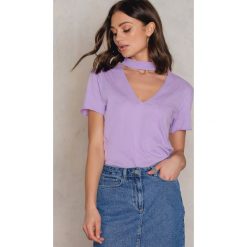NA-KD T-shirt z dekoltem V - Purple. Fioletowe t-shirty damskie marki NA-KD, z bawełny, z chokerem. W wyprzedaży za 18,29 zł.
