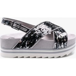 Guess Jeans - Sandały. Szare klapki damskie Guess Jeans, z aplikacjami, z jeansu, bez obcasa, na obcasie. W wyprzedaży za 199,90 zł.
