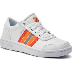 Sneakersy K-SWISS - Court Clarkson S Se 96315-141-M Wht/Flme/Brtmargld. Białe półbuty damskie K-SWISS, ze skóry ekologicznej. W wyprzedaży za 189,00 zł.