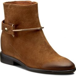 Botki CARINII - B3800 I44-000-PSK-B98. Brązowe botki damskie na obcasie marki Carinii, z nubiku. W wyprzedaży za 259,00 zł.