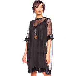 Sukienka "Lise" w kolorze czarnym. Czarne sukienki damskie Glamour Paris, s, bez wzorów, bez kołnierzyka, bez rękawów, midi. W wyprzedaży za 109,95 zł.