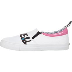 Love Moschino Slip On Buty Biały. Białe trampki i tenisówki damskie Love Moschino, z nadrukiem, z materiału, bez zapięcia. Za 757,95 zł.