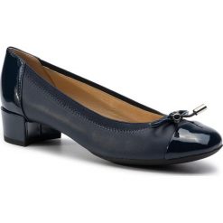 Półbuty GEOX - D Carey A D92V8A 05402 C4002 Navy. Niebieskie półbuty damskie Geox, z aplikacjami, ze skóry ekologicznej, bez obcasa, na obcasie, bez zapięcia. W wyprzedaży za 239,00 zł.
